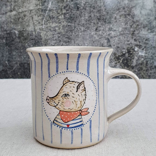 Malovaný keramický hrnek s divočákem a s pruhy 350 ml 