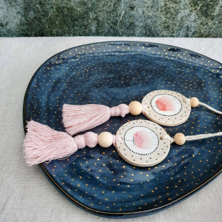 Malovaná keramická mandala se střapcem