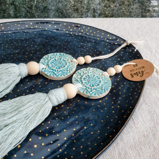 Malovaná keramická mandala se střapcem