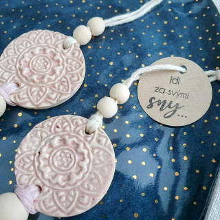 Malovaná keramická mandala se střapcem